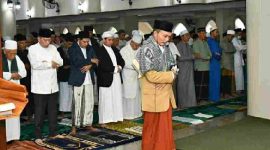Bupati Lombok Timur H. Haerul Warisin dan Wakil Bupati H. Moh. Edwin Hadiwijaya melaksanakan salat Idul Fitri 1 Syawal 1446 H di Masjid Agung Al-Mujahidin Selong. (Foto: Lombokini.com).