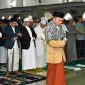 Bupati Lombok Timur H. Haerul Warisin dan Wakil Bupati H. Moh. Edwin Hadiwijaya melaksanakan salat Idul Fitri 1 Syawal 1446 H di Masjid Agung Al-Mujahidin Selong. (Foto: Lombokini.com).