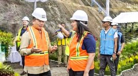Wakil Menteri Urusan Parlemen pada Kementerian Keamanan Energi dan Nol Emisi Karbon Inggris, Kerry McCarthy berbincang dengan Gubernur NTB Lalu Muhamad Iqbal saat peresmian proyek pembangkit listrik tenaga mikrohidro (PLTMH) di Bendungan Pandan Duri, Lombok Timur. (Foto: Lombokini.com).

