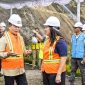 Wakil Menteri Urusan Parlemen pada Kementerian Keamanan Energi dan Nol Emisi Karbon Inggris, Kerry McCarthy berbincang dengan Gubernur NTB Lalu Muhamad Iqbal saat peresmian proyek pembangkit listrik tenaga mikrohidro (PLTMH) di Bendungan Pandan Duri, Lombok Timur. (Foto: Lombokini.com).
