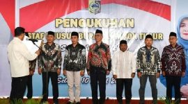 Bupati Lombok Timur Haerul Warisin mengukuhkan delapan staf khusus di Pendopo Bupati, Kamis 10 April 2025. (Foto: Lombokini.com).