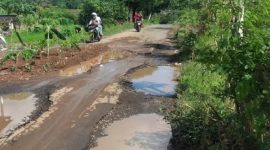 Kondisi jalan rusak parah di Kabupaten Lombok Timur yang membutuhkan perbaikan segera. (Foto: Lombokini.com).