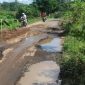 Kondisi jalan rusak parah di Kabupaten Lombok Timur yang membutuhkan perbaikan segera. (Foto: Lombokini.com).
