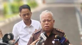 Kepala Pusat Penerangan Hukum Kejagung, Harli Siregar, dalam konferensi pers Senin 26 Mei 2025. (Foto: Lombokini.com).
