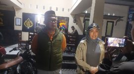 Kapolsek Selong IPTU Abdul Hadi, SH dan Camat Selong Baiq Widiana Astuti memberikan keterangan pers usai operasi, Kamis malam 22 Mei 2025 di Mapolsek Selong. (Foto: Lombokini.com).