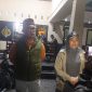 Kapolsek Selong IPTU Abdul Hadi, SH dan Camat Selong Baiq Widiana Astuti memberikan keterangan pers usai operasi, Kamis malam 22 Mei 2025 di Mapolsek Selong. (Foto: Lombokini.com).