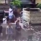 Polres Lombok Timur Siap Tindak Tegas Sopir Dum Truck Pengangkut Pasir yang Blokir Jalan Negara. (Foto: Lombokini.com).