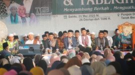 Ribuan Jemaah Antusias Hadiri Tabligh Akbar TGB Zainul Majdi dan UAS di Lombok Barat. (Foto: Lombokini.com).
