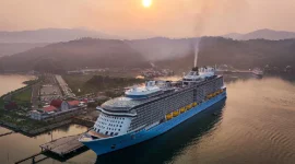Kapal pesiar terbesar kelas Quantum, MV Quantum of the Seas, bersandar di Pelabuhan Gilimas Lembar, Lombok Barat, membawa ribuan wisatawan mancanegara. Kedatangannya menandai peningkatan kunjungan kapal mewah ke destinasi eksotis NTB, memperkuat posisi Lombok sebagai hub wisata bahari internasional. (Foto: Lombokini.com).