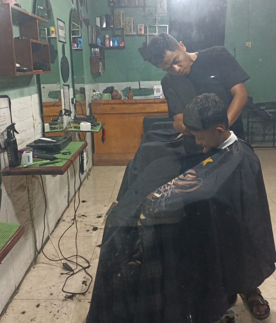 Ari Ramadhan, pemilik Cool Man Barbershop di Jalan TGKH Zainuddin Abdul Madjid, Selong, membangun bisnisnya dari nol.
