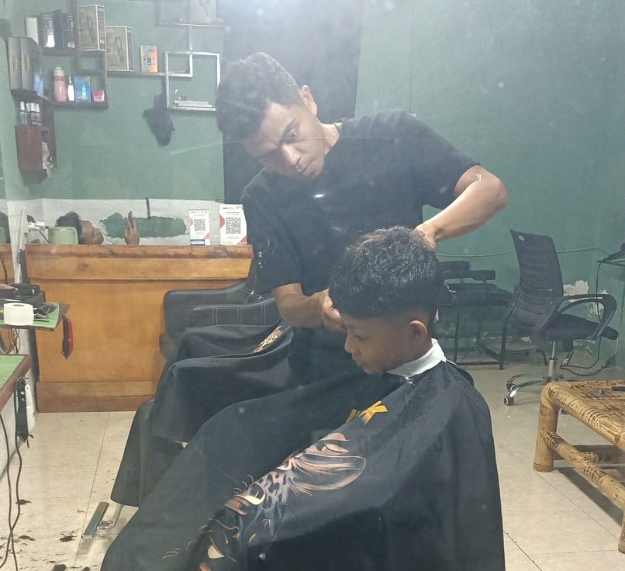 Ari Ramadhan merubah bisnis cukur tradisional menjadi usaha modern.