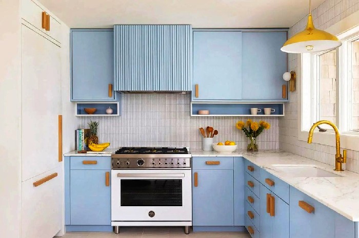 Dapur Kecil dengan Warna Berani