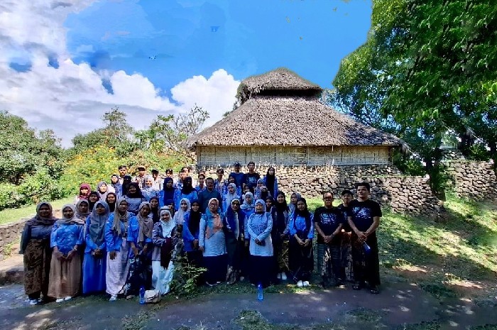 Mahasiswa Pendidikan Matematika Universitas Hamzanwadi Eksplorasi Etnomatematika di Situs Budaya Lombok Utara. (Foto: Lombokini.com/Istimewa)