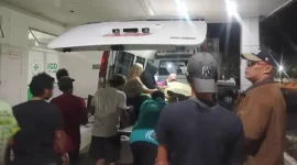 Petugas Puskesmas Terara membawa jenazah Muliadi menggunakan ambulans. (Foto: Lombokini.com/Polsek Jerowaru).