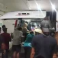 Petugas Puskesmas Terara membawa jenazah Muliadi menggunakan ambulans. (Foto: Lombokini.com/Polsek Jerowaru).