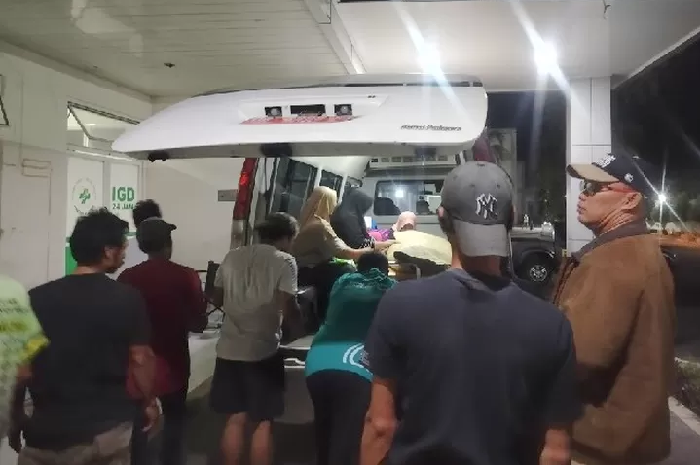 Petugas Puskesmas Terara membawa jenazah Muliadi menggunakan ambulans. (Foto: Lombokini.com/Polsek Jerowaru).