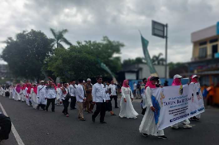 Pemkab Lotim Buka Festival Muharram 2025 dengan Pawai Meriah. (Foto: Lombokini.com).