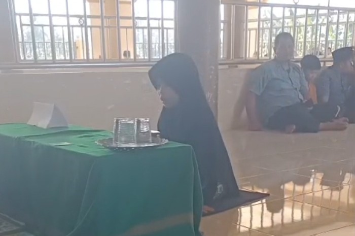 Haerun Niza, Santri Kelas 4 SD Ponpes Darrussomad, Menyelesaikan Ujian Tahfidz dengan Khidmat dan Sempurna, Ahad, 15 Juni 2025. (Foto: Lombokini.com/Tangkapan Layar).

