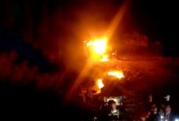 Limbah Tambang Cemari Sungai, Warga Bakar Alat Berat Galian C di Kalijaga Timur. (Foto: Lombokini.com).