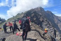 Tim SAR gabungan berhasil menemukan wisatawan Brasil yang terjatuh di Danau Segara Anak, Gunung Rinjani pada Senin, 23 Januari 2025. Proses evakuasi menghadapi kendala medan ekstrem dan kabut tebal. (Foto: Lombikini.com/Tim SAR).