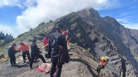Tim SAR gabungan berhasil menemukan wisatawan Brasil yang terjatuh di Danau Segara Anak, Gunung Rinjani pada Senin, 23 Januari 2025. Proses evakuasi menghadapi kendala medan ekstrem dan kabut tebal. (Foto: Lombikini.com/Tim SAR).