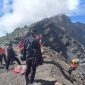 Tim SAR gabungan berhasil menemukan wisatawan Brasil yang terjatuh di Danau Segara Anak, Gunung Rinjani pada Senin, 23 Januari 2025. Proses evakuasi menghadapi kendala medan ekstrem dan kabut tebal. (Foto: Lombikini.com/Tim SAR).