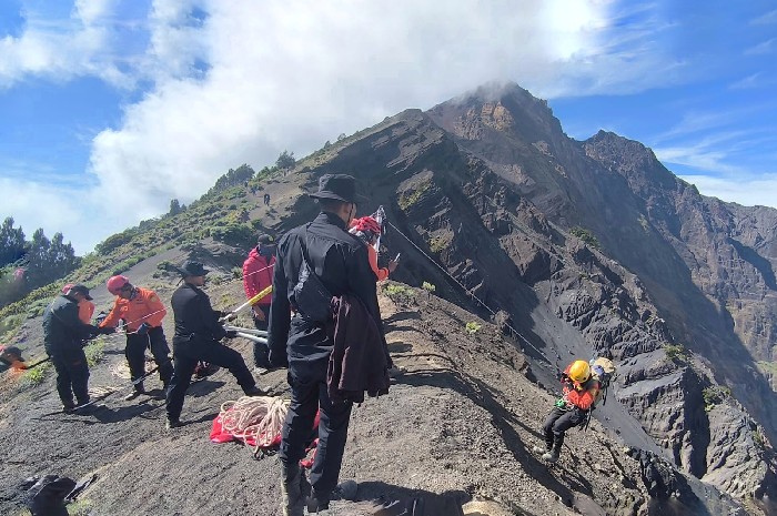 Tim SAR gabungan berhasil menemukan wisatawan Brasil yang terjatuh di Danau Segara Anak, Gunung Rinjani pada Senin, 23 Januari 2025. Proses evakuasi menghadapi kendala medan ekstrem dan kabut tebal. (Foto: Lombikini.com/Tim SAR).