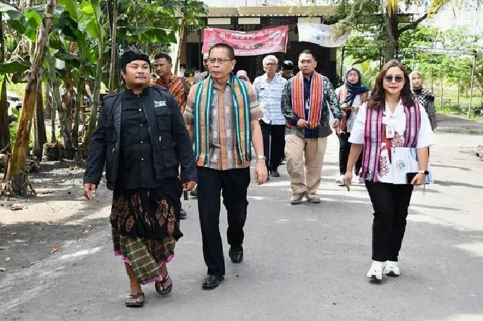 Wakil Bupati Lombok Timur H. Moh. Edwin Hadiwijaya menyambut tim Verifikator Lomba Desa Terbaik Perlindungan PMI 2025.(Foto: Lombokini.com).