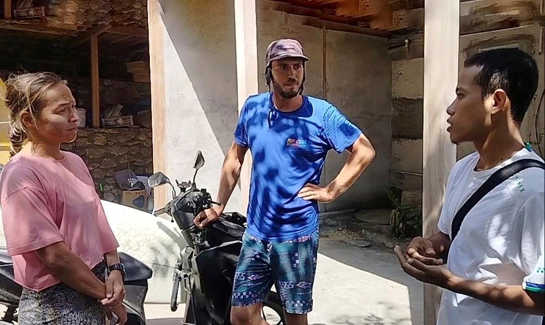 Wartawan NTBPos.com Paenal Juni Harian mewawancarai Max (peselancar Jerman) di Teluk Ekas, 22 Juni 2025, menanggapi kebijakan penertiban Bupati Iron.