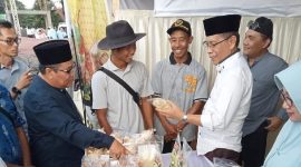 Wabup Lombok Timur H. Moh. Edwin Hadiwijaya meninjau stand UMKM di Expo Muharram, Lapangan Nasional Selong, Jumat 27 Juni 2025. (Foto: Lombokini.com/Izzul Khairi).