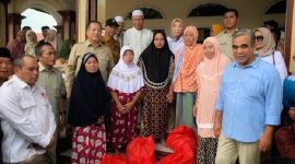 Sekjen Gerindra Ahmad Muzani menyalurkan bantuan banjir didampingi Gubernur NTB dan Ketua DPD Gerindra NTB di Mataram. (Foto: Lombokini.com).
