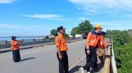 Kalak BPBD Lombok Timur Lalu Muliadi pimpin pendataan titik rawan abrasi dan jembatan rentan banjir, 3 Juni 2025. (Foto: Lombokini.com/Dok. Pribadi).