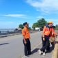 Kalak BPBD Lombok Timur Lalu Muliadi pimpin pendataan titik rawan abrasi dan jembatan rentan banjir, 3 Juni 2025. (Foto: Lombokini.com/Dok. Pribadi).