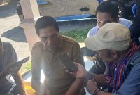 Bupati Lombok Timur, Haerul Warisin, menjawab pertanyaan wartawan saat berkunjung ke Bale Wartawan, Selasa 15 Juli 2025. (Foto: Lombokini.com).
