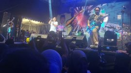 Penampilan Faank (vokalis) dan Apoy (gitaris) Wali Band mengguncang panggung Muharram Festival di Lombok Timur, Jumat malam, 4 Juli 2025. (Foto: Lombokini.com/Najamudin Anaji).