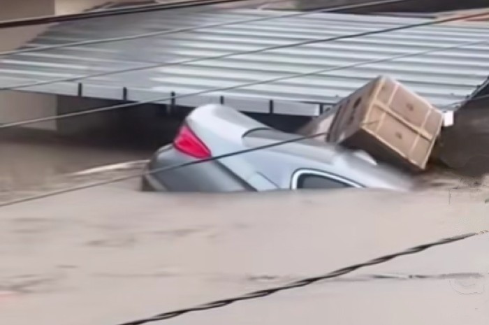 Banjir Bandang Rendam Mataram, Rumah Tenggelam dan Kendaraan Hanyut. (Foto: Lombokini.com/Tangkapan Layar).