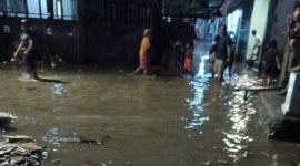 BPBD-SAR termasuk TNI-Polri Angkut Warga Terjebak Banjir di Mataram. (Foto: Lombokini.com/Tangkapan Layar).