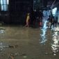 BPBD-SAR termasuk TNI-Polri Angkut Warga Terjebak Banjir di Mataram. (Foto: Lombokini.com/Tangkapan Layar).