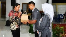 Bupati Lotim Haerul Warisin Kenang Jasa Besar Dandim Bayu Sigit di Acara Pisah Sambut. (Foto: Lombokini.com).