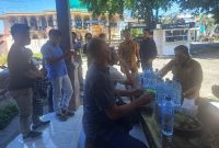 Bupati Iron menyantap nasi bungkus sederhana bersama puluhan wartawan di Bale Wartawan Lombok Timur, Selasa 15 Juli 2025 siang. (Foto: Lombokini.com).
