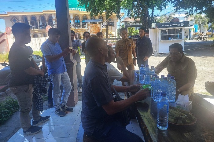 Bupati Iron menyantap nasi bungkus sederhana bersama puluhan wartawan di Bale Wartawan Lombok Timur, Selasa 15 Juli 2025 siang. (Foto: Lombokini.com).
