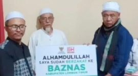 Drs. H. Muhammad Kamli (kiri) menerima penyerahan zakat dari pimpinan Grand Hero beberapa waktu lalu. (Foto: Lombokini.com).