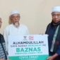 Drs. H. Muhammad Kamli (kiri) menerima penyerahan zakat dari pimpinan Grand Hero beberapa waktu lalu. (Foto: Lombokini.com).