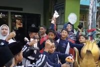 Pelepasan Burung Simbol Kebebasan Anak Warnai Hari Anak Nasional (HAN) tahun 2025 di SDN 3 Pancor. (Foto: Lombokini.com).