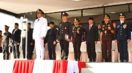 Bupati Haerul Warisin Pimpin Khidmat Upacara Hari Bhayangkara ke-79, Tekankan Sinergi Polri-Masyarakat. (Foto: Lombokini.com).