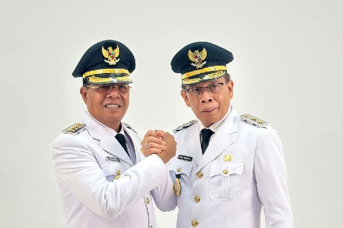 Bupati dan Wakil Bupati Lombok Timur, H. Haerul Warisin-H. Moh. Edwin Hadiwijaya. (Foto: Dok. Lombokini.com).