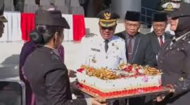 Polri Kejutkan Bupati Lombok Timur, H. Haerul Warisin dengan Kue Ulang Tahun di Hari Bhayangkara ke 79.  (Foto: Lombokini.com/Tangkapan Layar).