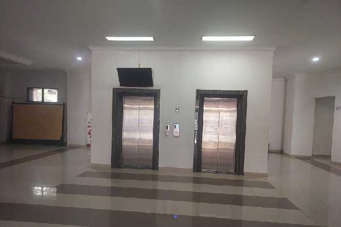 Pegawai Kantor Bupati Lombok Timur Keluhkan Lift Rusak dan Kran Bocor. (Foto: Lombokini.com).
