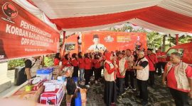 DPP PDI Perjuangan Salurkan Bantuan untuk Korban Bencana Banjir di Kota Mataram. (Foto: Lombokini.com).
