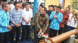 Bupati Lotim H. Haerul Warisin meresmikan operasi IPA SPAM Pantai Selatan dengan membuka keran, Kamis 13 Maret 2025. Turut hadir Sekda H M. Juaini Taofik dan Plt Dirut PDAM Sofyan Hakim. (Foto: Lombokini.com).